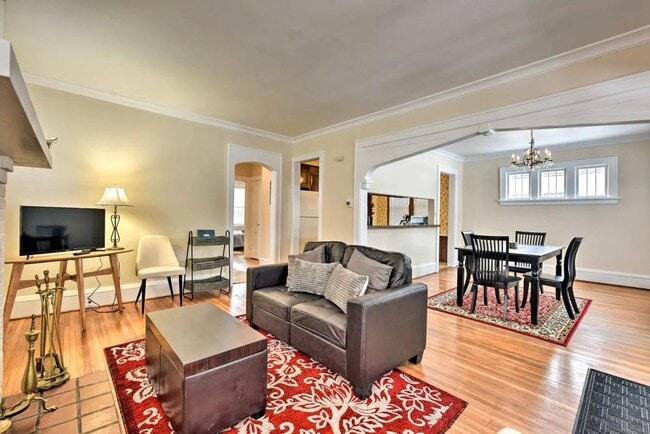 Building Photo - Beautiful 4 bedroom in Mac Groveland area