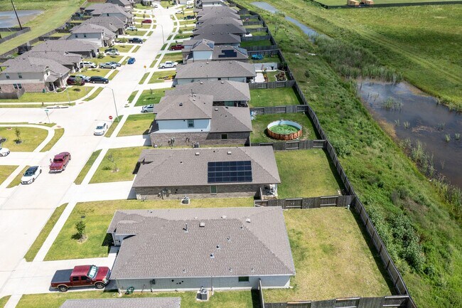 Building Photo - 607 Hidden Brk Dr
