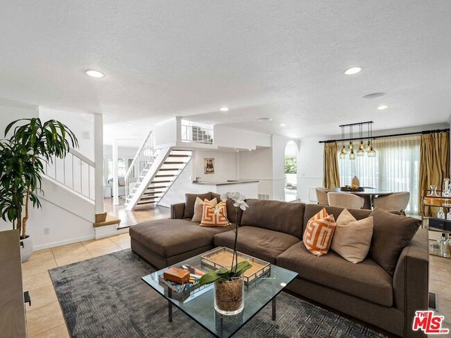 Building Photo - 2898 Woodwardia Dr