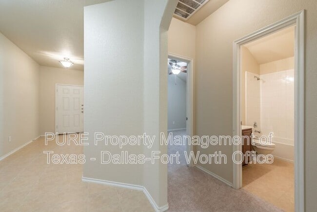 Building Photo - 1012 Lake Hollow Dr