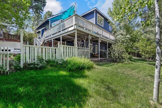 Building Photo - Beautiful bright home with large yard, fin...