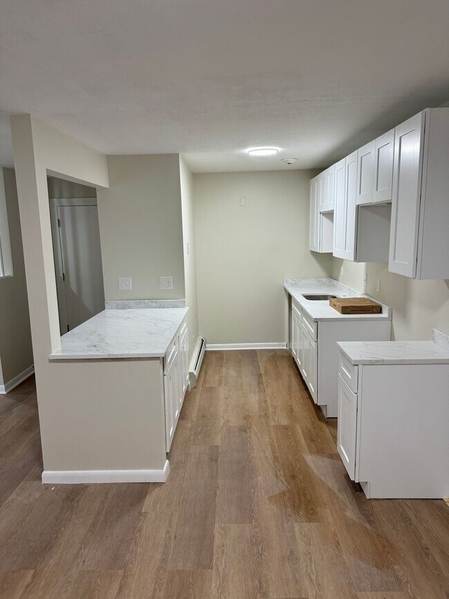 Building Photo - Spacious 1 Bed - 1 Bath Apartment in Cranston