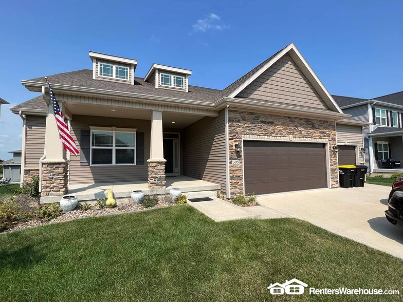 Primary Photo - 305 NE Prairie Wolf Dr