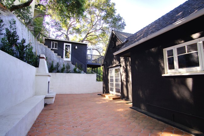 Building Photo - Stunning Tranquil Home in Laurel Canyon wi...