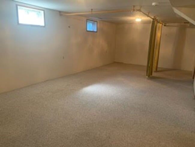 Building Photo - Spacious Heights 3 Bed!