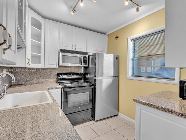 Building Photo - 5001 W Oakland Park Blvd