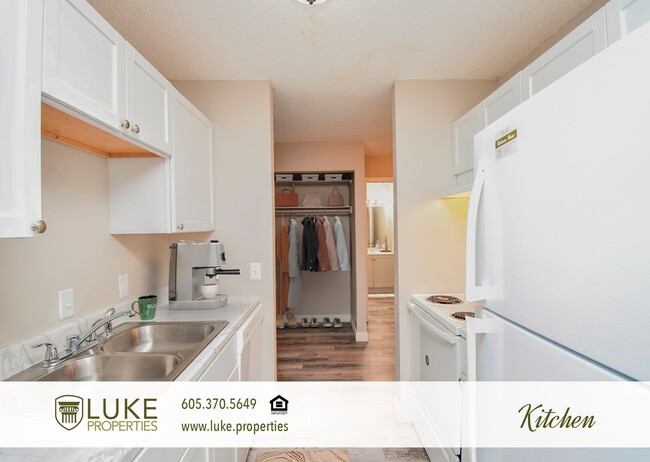 Building Photo - 405 S Sycamore Ave