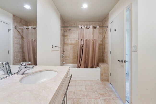 Building Photo - Park Place - 1 bed/1.5 bath/bonus room - P...