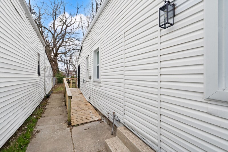 Building Photo - 2222 Duncan St