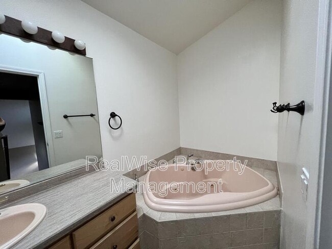 Building Photo - 1312 NE Tucson Way