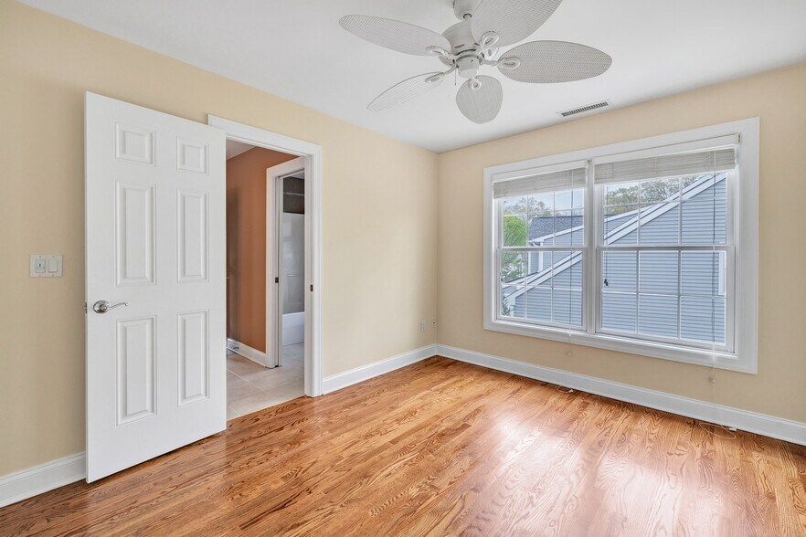 Building Photo - 70 Maple Oak Dr