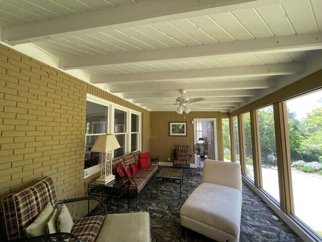 Building Photo - 329 Country Club Rd