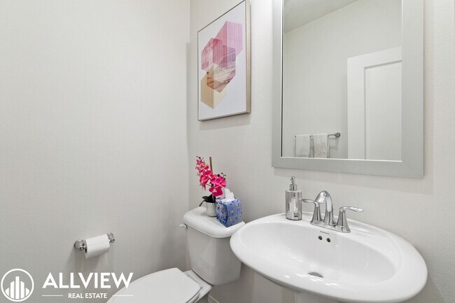 Building Photo - Bright & Upgraded 2 bedroom Anaheim Townhome in Prime Location!