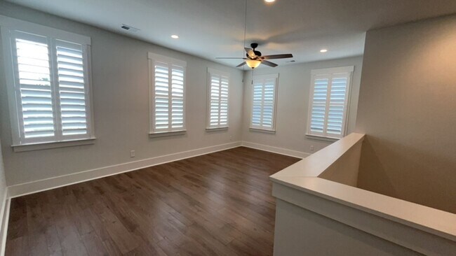 Building Photo - 4 bedroom, 3.5 bath