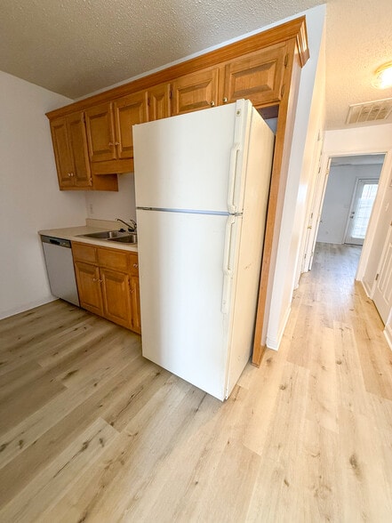 Building Photo - 409 E Roosevelt Ave