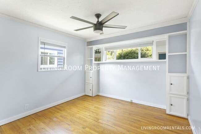Building Photo - 725 Riverdale Dr