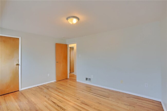 Building Photo - 442 Brierly Ln