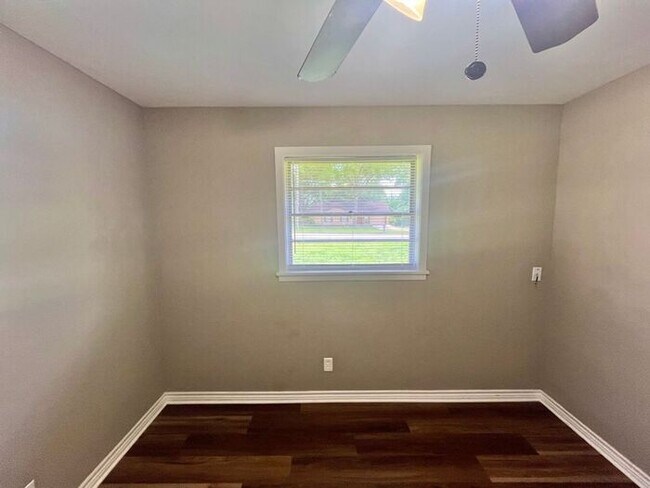 Building Photo - Tour Today! 3 Bedroom 2 Bath Single Family Home in Longview!