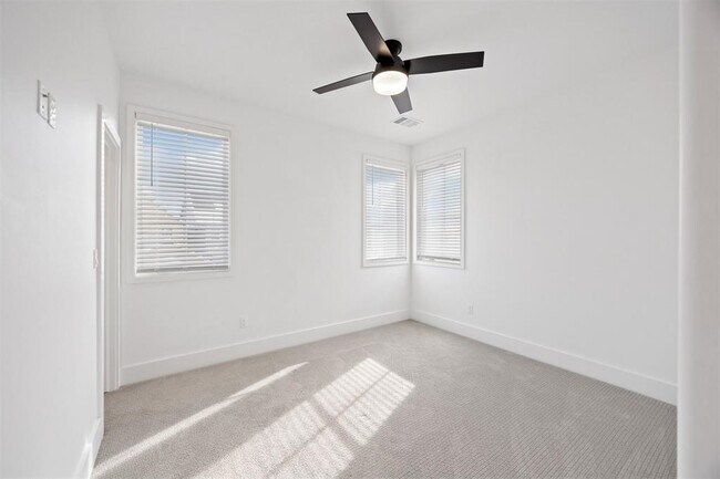 Building Photo - 966 Hangar Dr