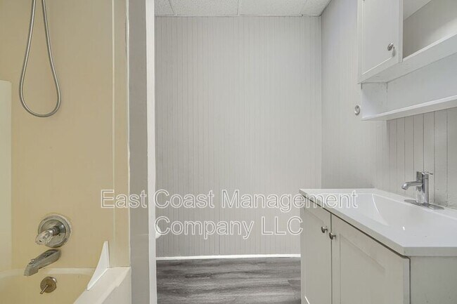 Building Photo - 2107 W Saratoga St