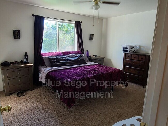 Building Photo - 1712 W Durham Dr