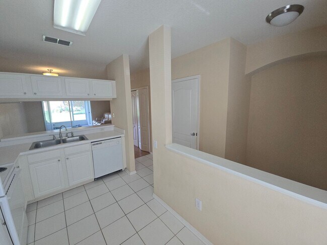 Building Photo - 2-Bedroom, 2.5-Bathroom Townhouse in Zephyrhills