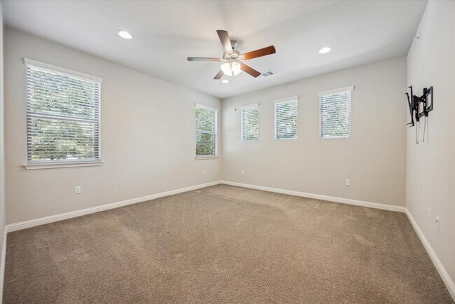 Building Photo - 13800 Lyndhurst St