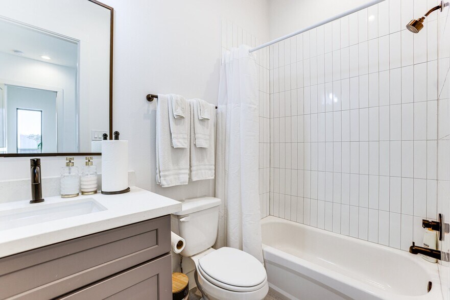 Building Photo - 2339 Eagle St