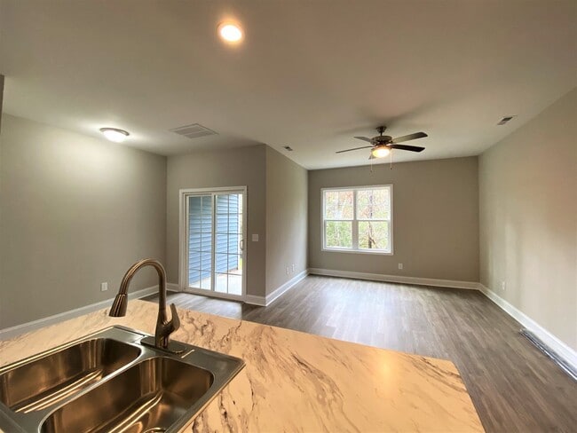 Building Photo - 3 Bed, 2.5 Bath in Stonebay Townhomes!