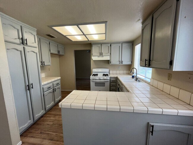 Building Photo - Two Story, 4BR/2.5BA, Very Large Backyard ...