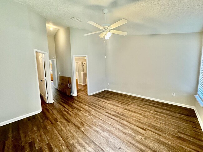 Building Photo - Spacious 4/2 Available for Rent.