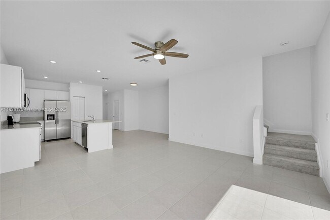 Building Photo - 4548 Hollister Ave