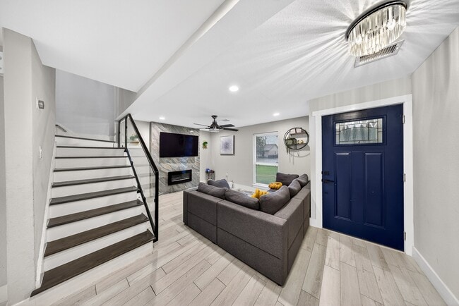 Building Photo - 6215 Great Oaks Dr