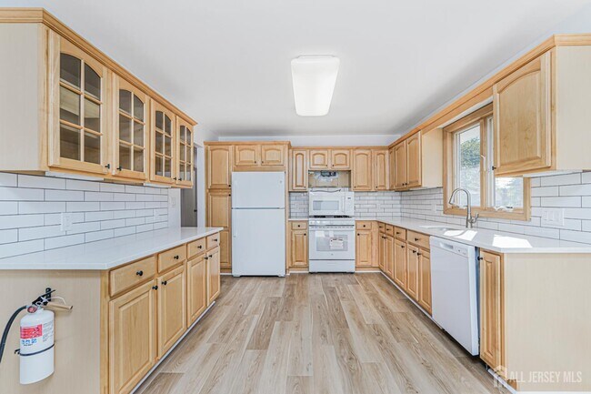 Building Photo - 17 Throckmorton Ln