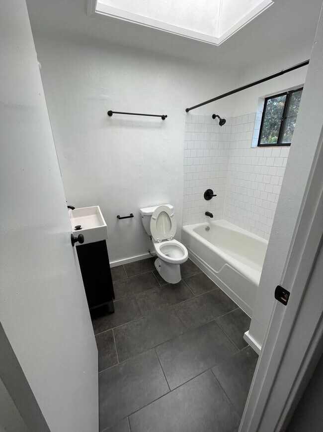 Building Photo - 3018-3020 Maple Ave