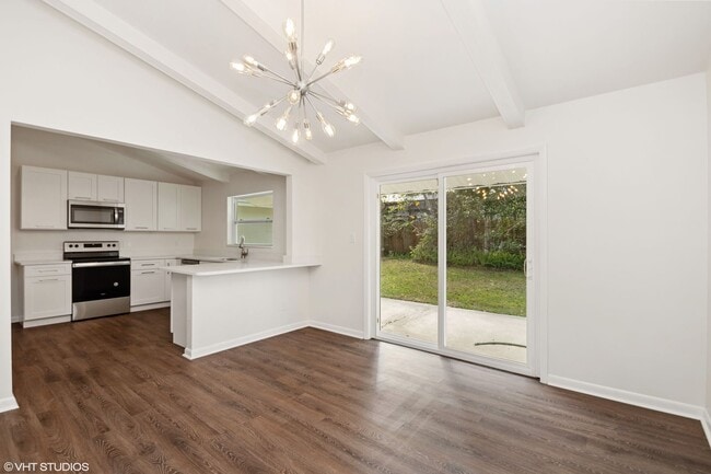 Building Photo - Beautiful 3 bedroom 2 bath Longwood Home