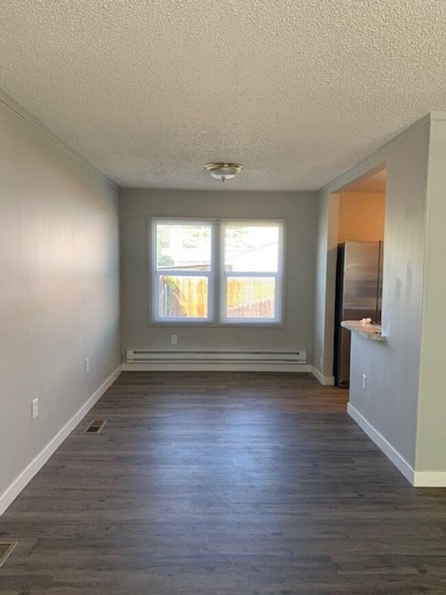 Building Photo - 3 bd., 2 bath remodeled Duplex