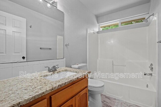 Building Photo - 543 W Bosanka Dr