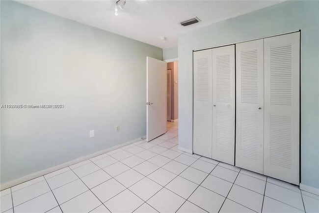 Building Photo - 318 NW 114th Ave