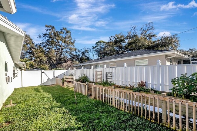 Building Photo - 809 Jacaranda Dr