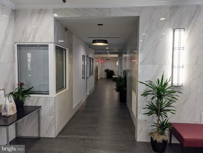 Building Photo - Available Now - High-Floor 1-Bedroom Condo at RiverWest in Center City