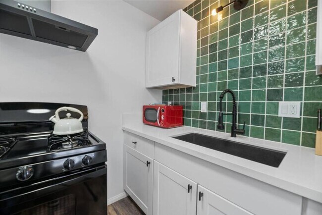 Building Photo - Cozy, Fully Furnished, Two Bedroom Rental-...