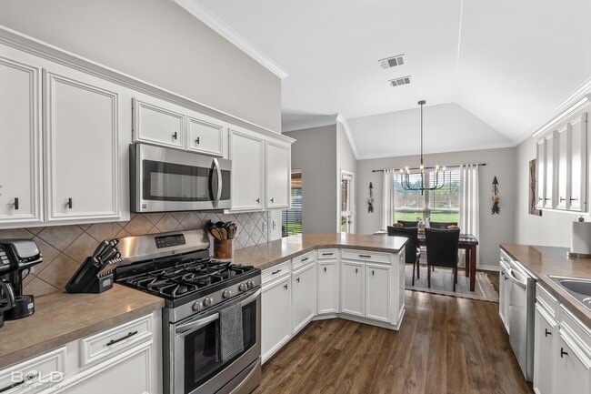 Building Photo - Check Out this 4 bed 2 bath