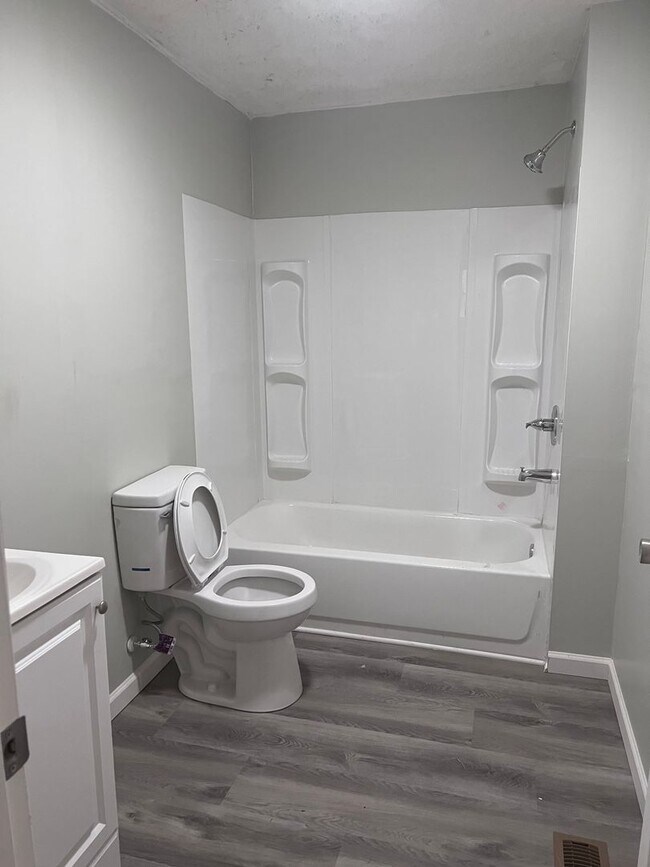 Building Photo - Spacious 3 Bedroom House in Rossville