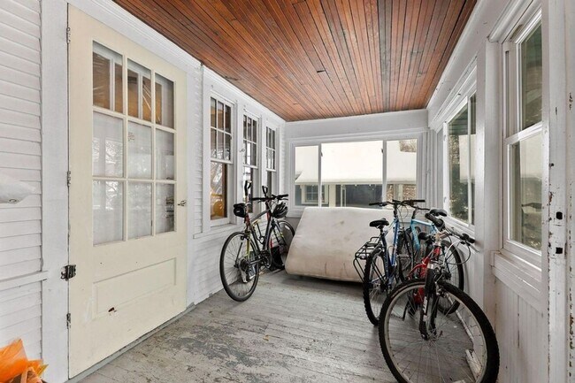 Building Photo - 6 bedroom 2 bathroom available June 2026