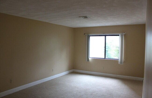 Building Photo - 2 Bed 2 Bath Unit Available July 1