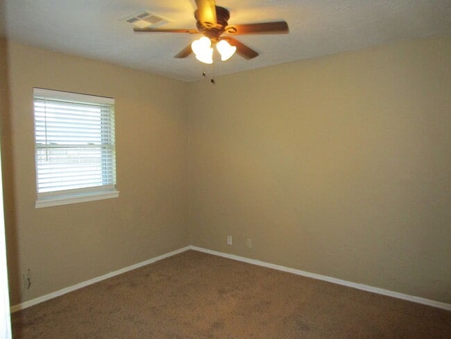 Building Photo - Move in Ready 3 or 4 bedroom