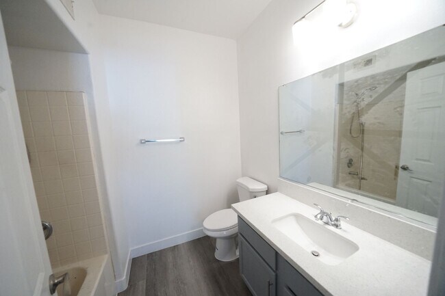 Building Photo - SHOWINGS AVAILABLE NOW