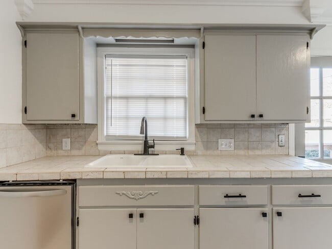 Building Photo - 3 Bedroom Rental in the Village!!