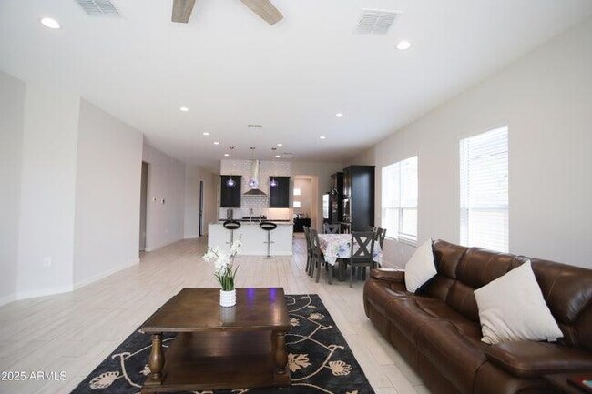 Building Photo - 10549 W Albert Ln